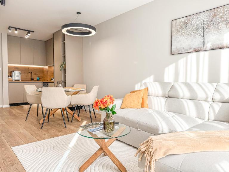 Skyline Serenity Modern Apartment with Terrace by Flat Manаger - Chambres d'hôtes Plovdiv