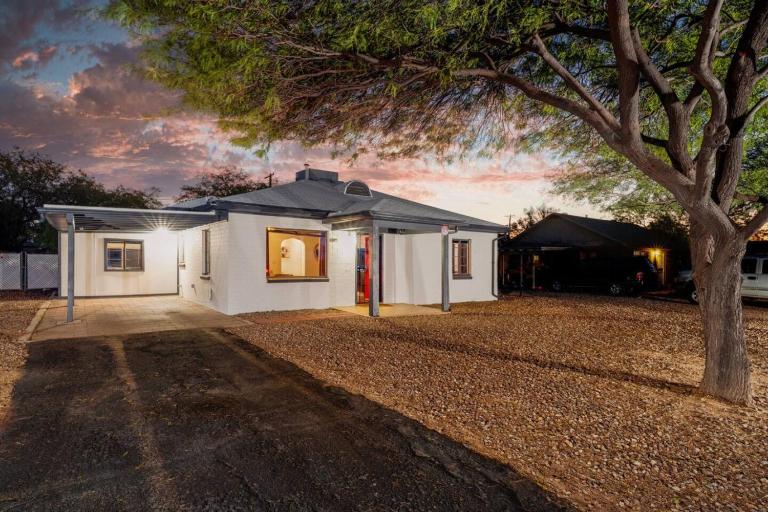 Near TMC, Central, 3 BR and 1 BA, Fenced Yard - B&B Tucson