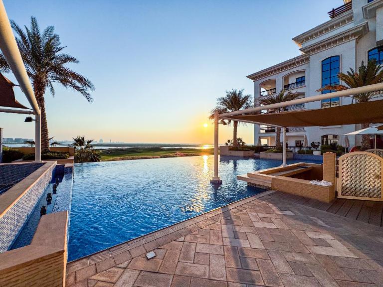 Yas Studio - Golf Course View - Amazing Pool - Heart of Yas Island - 5 min from Yas Mall, Ferrari World, Warner Bros, Sea Worlds, etc - Chambres d'hôtes Abou Dabi