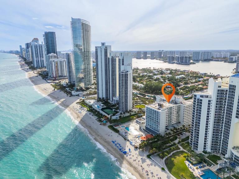 Beachfront Resort Studio with 2 Queen beds, Balcony & Pool - B&B Sunny Isles Beach