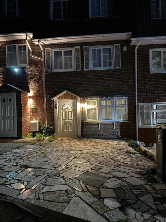 Spacious 5-Bed House in Chigwell - Grange Hill - B&B Chigwell
