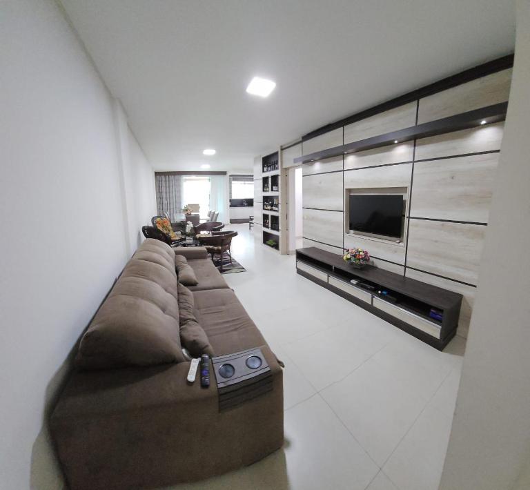 Apto 3 quartos 3 garagens prox ao Russi Meia Praia - Bed and Breakfast Itapema