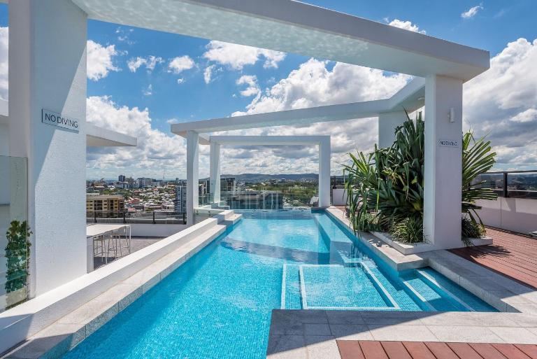 Bright Bowen Hills Apartment, Close to City Life - Bed and Breakfast Brisbane