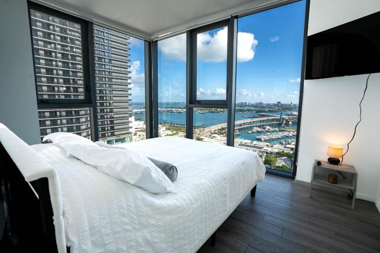 Spacious Bay View 2BR Condo Walk to Port Bayside Sleeps 6 - B&B Miami