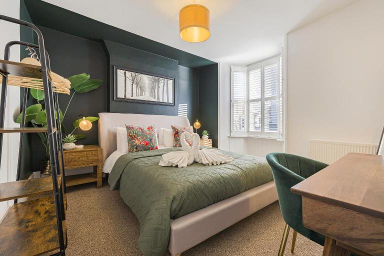 Elegant 4BR Seaside Stay - fast Wi-Fi - Kemptown - B&B Brighton