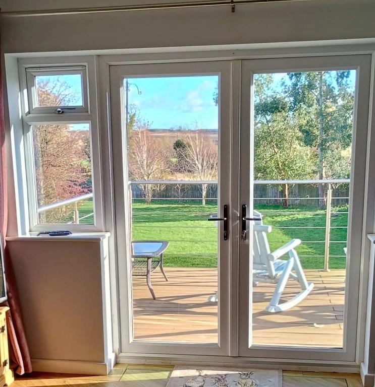 Countryside 2 Bed Bungalow with Stunning Views Free WiFi and Parking Ideal for Business and Leisure - Chambres d'hôtes Great Addington