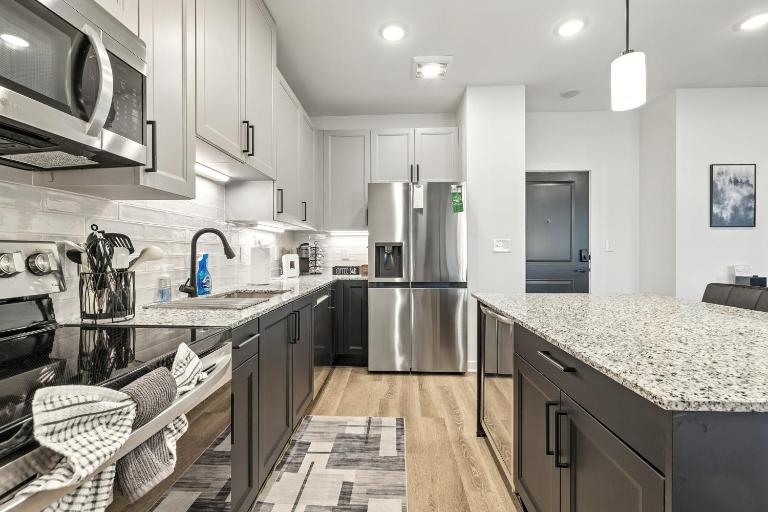 IRIE Living Brand New Lux 2BR Min Grand Park - Ferienwohnung Westfield