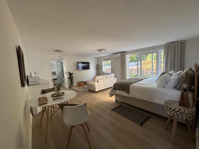 Golden Hillside - B&B Somerset West