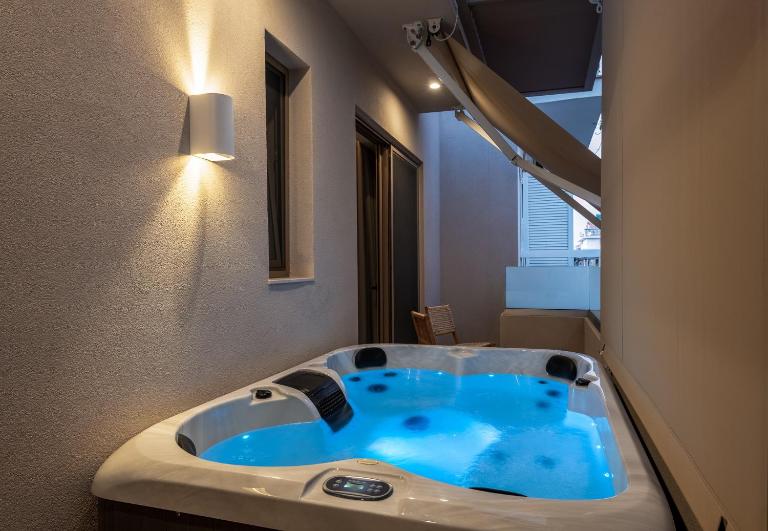 Devina Residence 2026 , Luxury City Jacuzzi Apartment - B&B La Canea