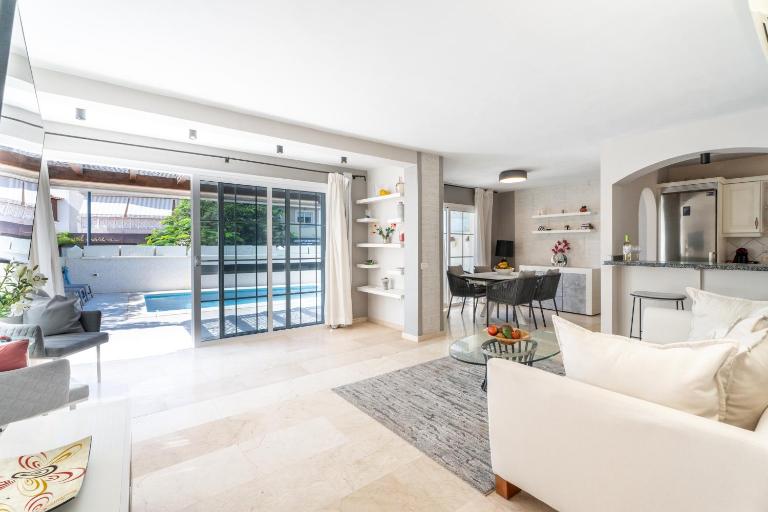 La Caleta Luxury Seaside Villa with 3 Bedrooms and Private Pool - B&B Adeje