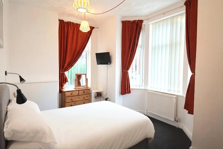 3 Person Apartment with Priv Entrance and Carpark - B&B Stockport