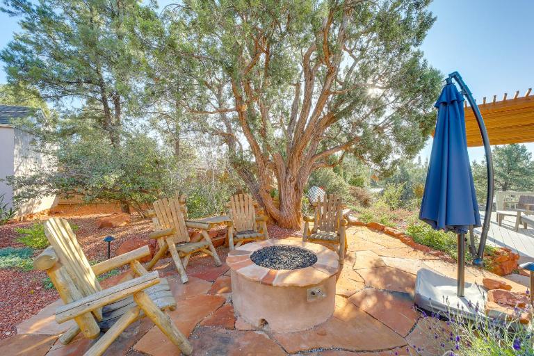 Walk to Trails! West Sedona Retreat w/ Deck & Yard - Chambres d'hôtes Sedona