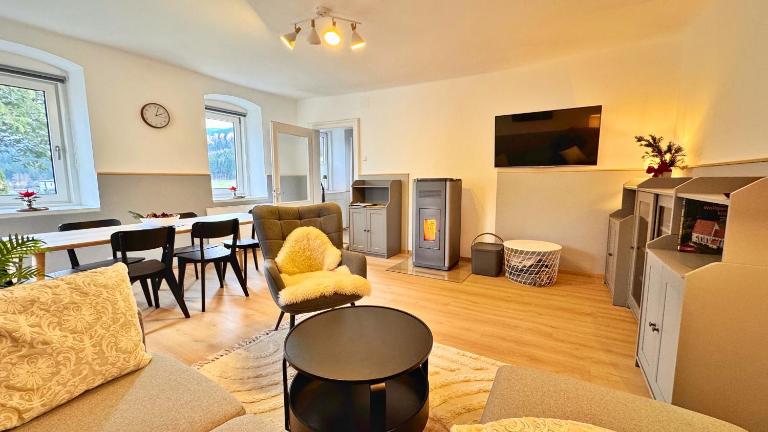 Das Markt 28 - Stilvolles Ferienhaus mit Garten in Kirchberg nahe Wexl Arena - Bed and Breakfast Kirchberg am Wechsel