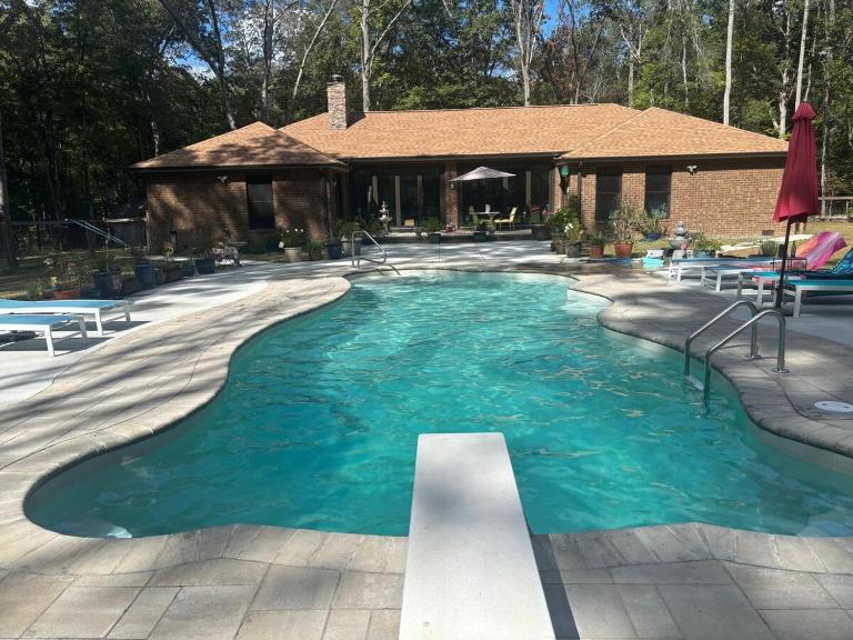 Quiet Forest Vacation home on a Private Road with Spacious Patios, Fire pit, Pet friendly and a Private pool - B&B Tullahoma