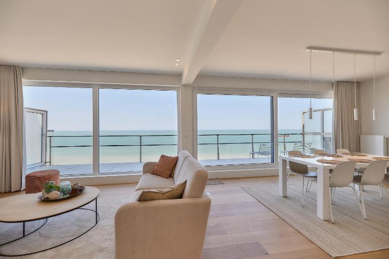 LECOMTE - Penthouse Superior Seaview 84 - B&B Ostenda