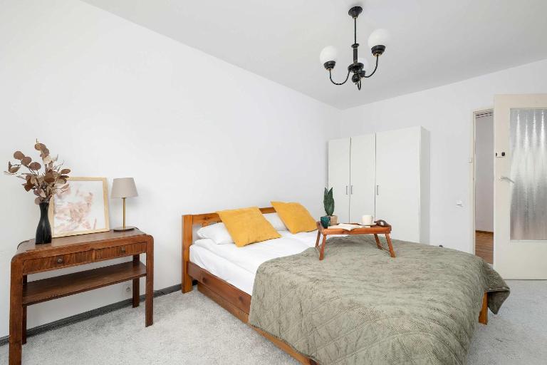 Family 3 Bedroom Apartment with Balcony in Cracow by Noclegi Renters - B&B Krakow