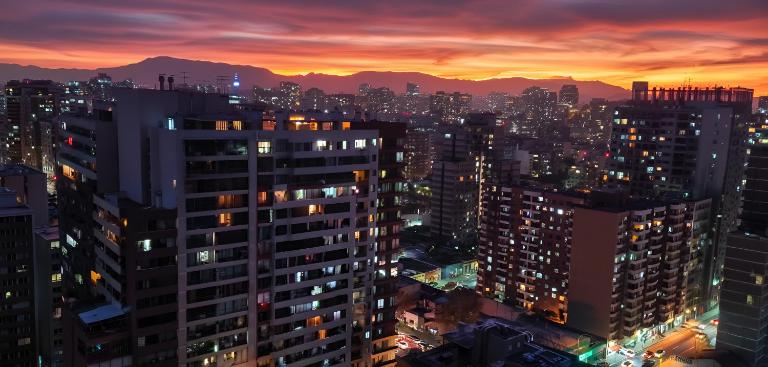 Depto moderno con piscina y vista ciudad, a pasos Metro Santa Isabel y Barrio Italia - B&B Santiago del Cile