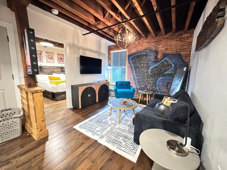 The 1865 Nashville Experience With Speakeasy, Pool & Parking - B&B Nashville