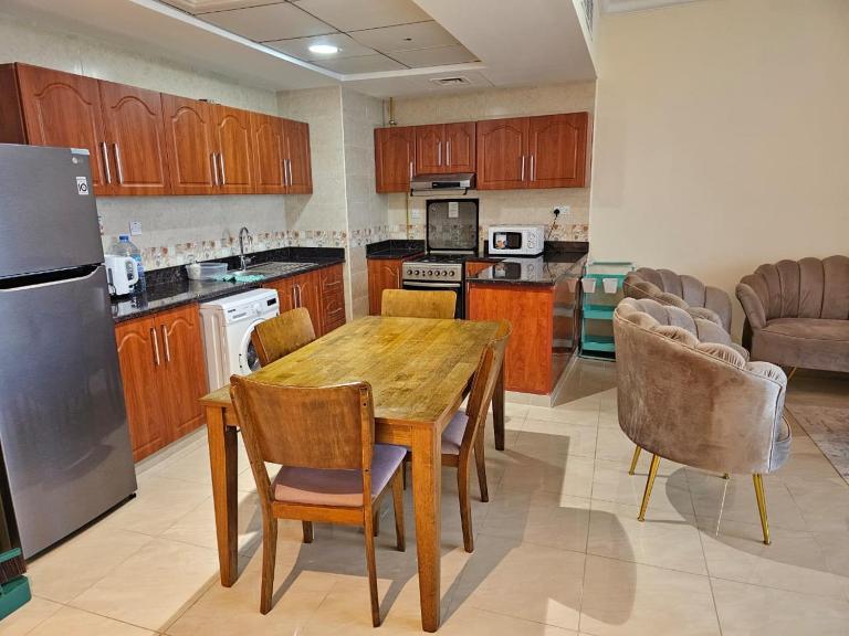 sea view 2 bedroom apartment ajman - Bed and Breakfast Ajman