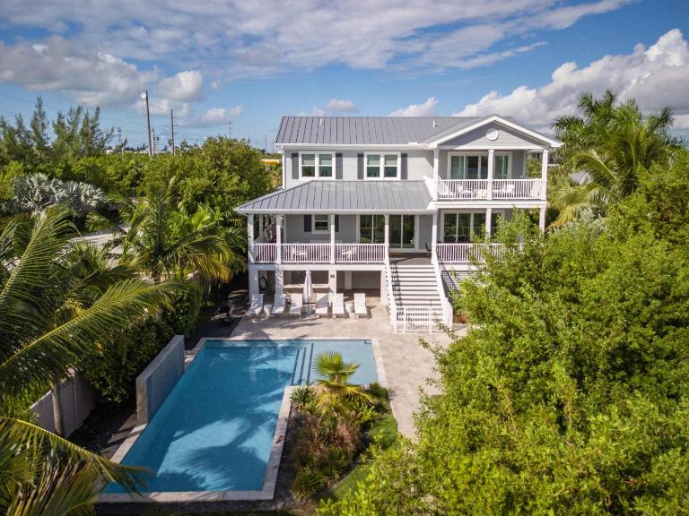 Spindrift House -Huge Pool, Dock - B&B Stock Island