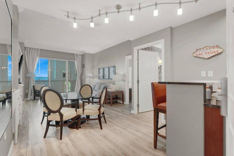 Vegas Retreat with Sphere View Pool and Gym Access - B&B Las Vegas