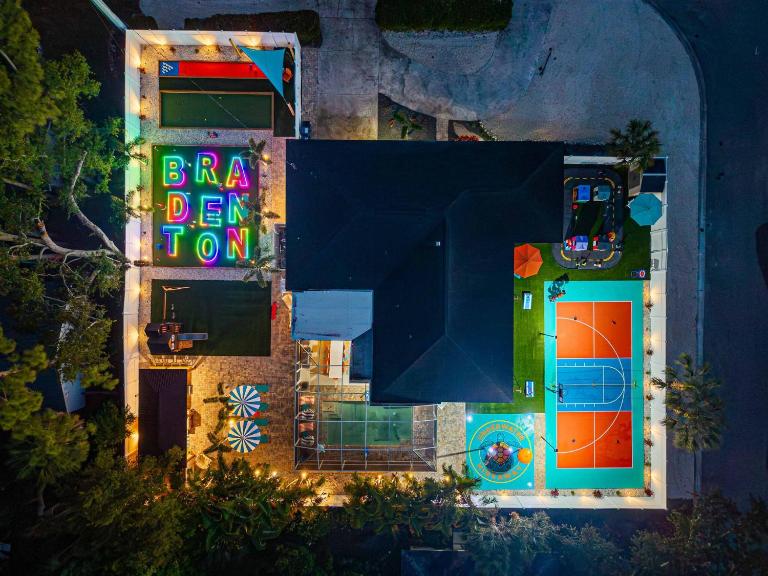 NEW! Pool, Mini Golf, Splash Pad, Track, Sleeps 21 - Bed and Breakfast Bradenton