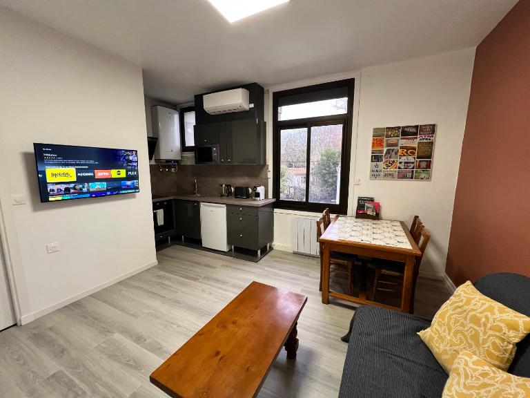 T2 calme - clim et parking gratuit - Abbaye aux Dames - B&B Saintes