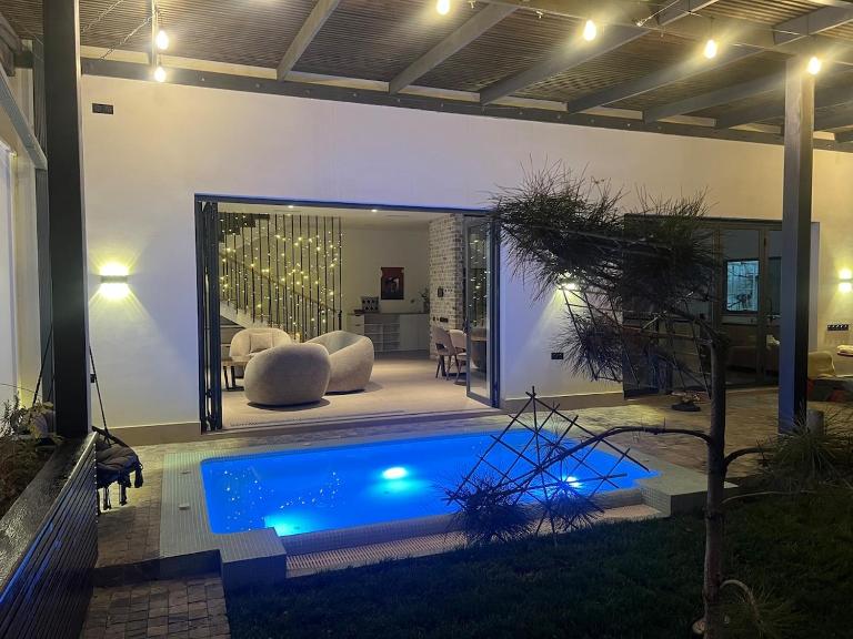 Hi-Tech Oasis Loft Villa with Outdoor Jacuzzi - B&B Og‘asaroy