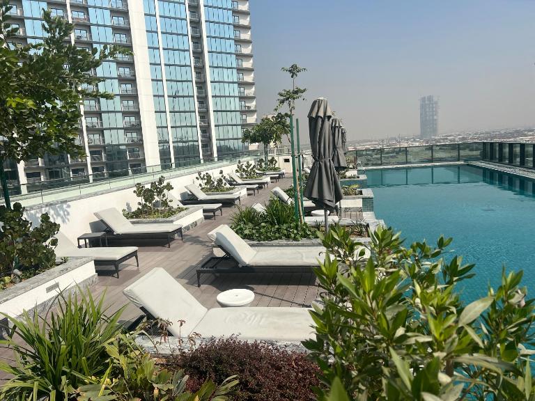 Deluxe 1BR with maid's room, 10 min to Downtown - Bed and Breakfast Dubai