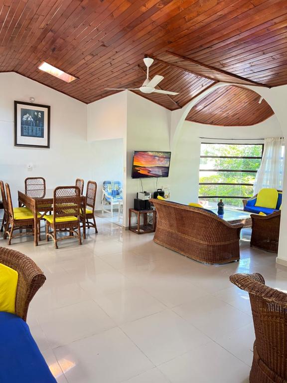 Casa Quinta con Piscina - Condominio El Rincón del Edén - Chambres d'hôtes Melgar