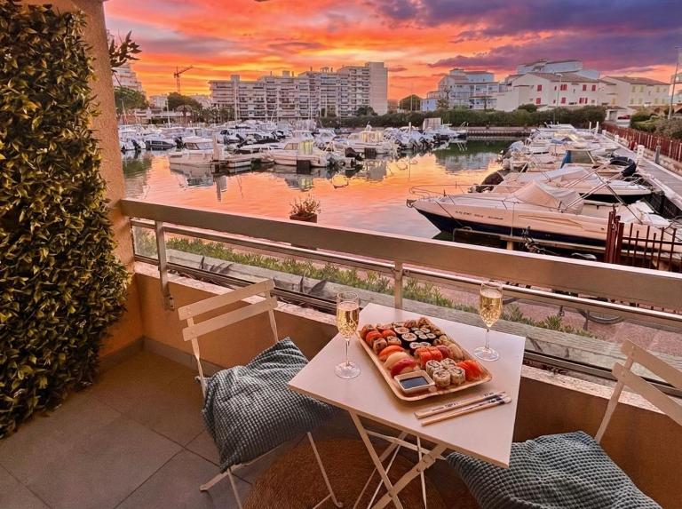 Magnifique T2 au calme avec une superbe vue sur le port - Bed and Breakfast Canet-en-Roussillon