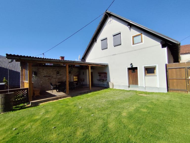 MaLu vintage house with garden - Chambres d'hôtes Logatec