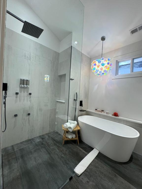 Chic Luxe Spa Retreat Light Filled King Bed Garage - B&B Chicago
