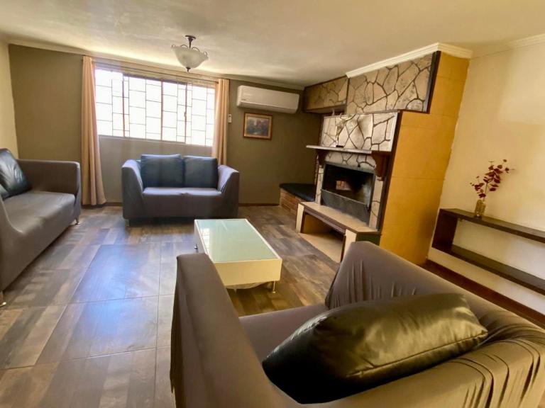 Casa en zona residencial privada, con estacionamiento electrico en Cuauhtemco, Chihuahua - B&B Cuauhtémoc
