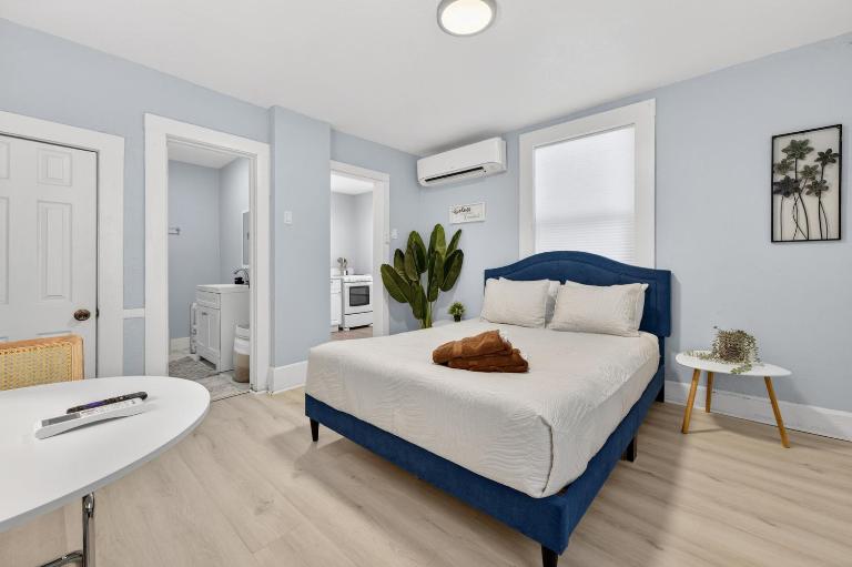 Minimalist Comfort Pensacola Studio - B&B Pensacola