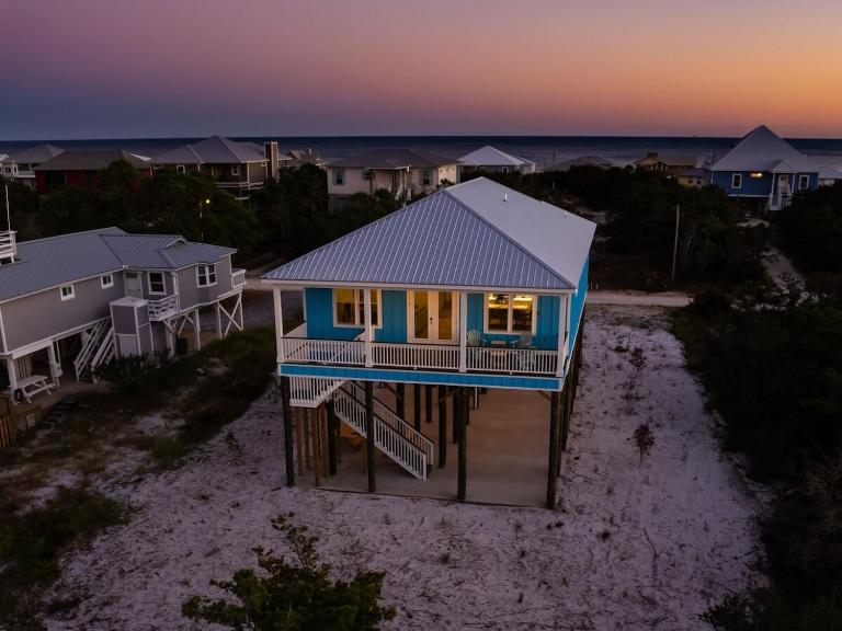 3BR Beach Home, 5 Min Walk to Private Beach, Snowbirds welcome, Luxurious, Dog Friendly - Chambres d'hôtes Gulf Shores