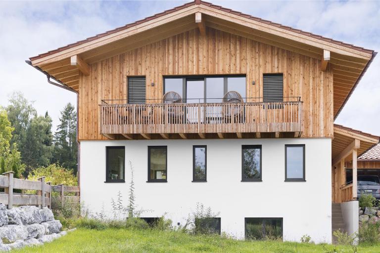 Ferienwohnung Gschwendt - zentrale und ruhige Lage mit eigenem Parkplatz - B&B Miesbach