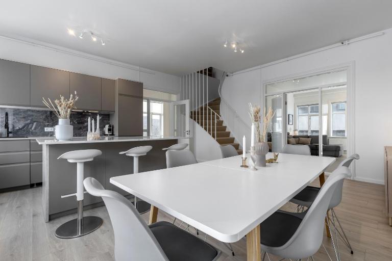 Two story townhouse apartment in old town Reykjavik - Chambres d'hôtes Reykjavik