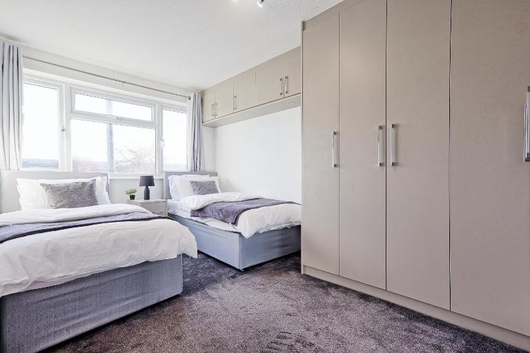 Contemporary 3BR Home 2 Baths, Garden & Drive - Ferienwohnung Tilbury