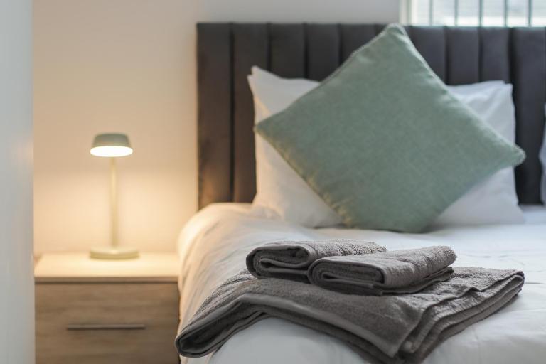 2 Bed Apartment in Chesterfield with FREE parking - Sleeps upto 5 - PERFECT for Workers & Professionals - Hosted by StayHostSave - Bed and Breakfast Chesterfield