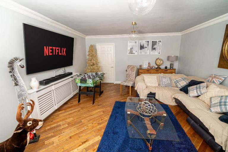 5 Bed Farmhouse with Free Parking & Gym - Chambres d'hôtes Swansea