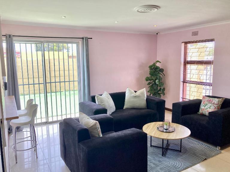 Unit 1 GatherPoint Sleeps 6 Self-Catering Group in Belhar, Cape Town - B&B Belhar
