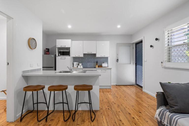Beach & Brew-Modern 1-Bedroom in Trendy Merewether - B&B Merotherie
