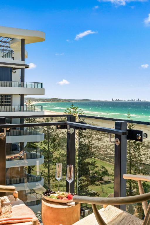 Kirra Coastline Luxury | Oceanfront Level 12| Pool - B&B Gold Coast