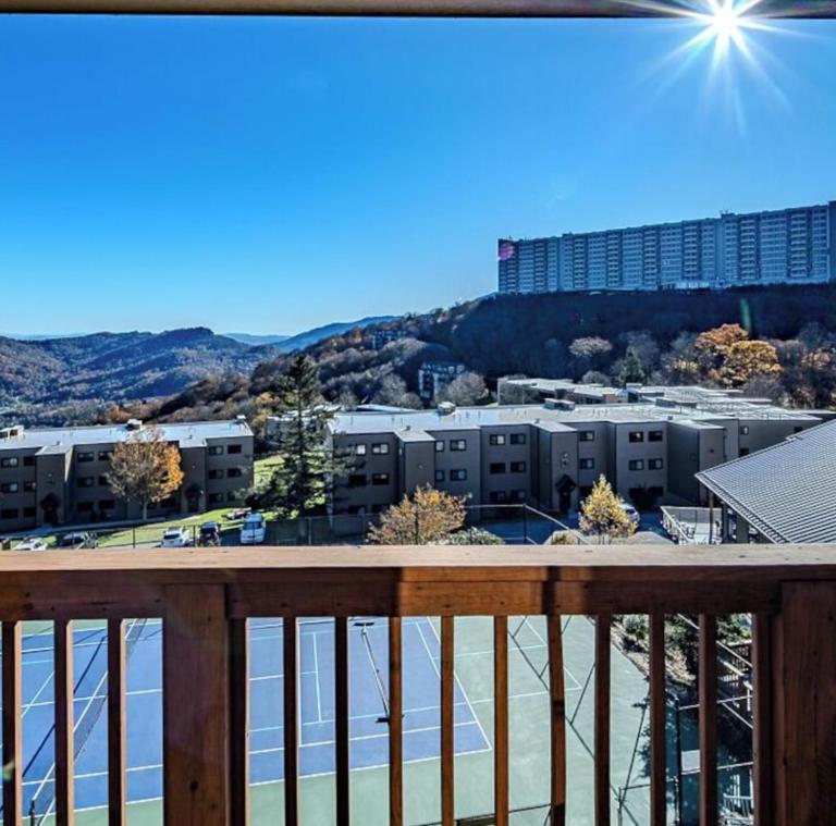 Ski-In Ski-Out Sugar Mountain Getaway with Views and Heated Pool, Hot Tub, Sauna, Gym, and EV - B&B Sugar Mountain