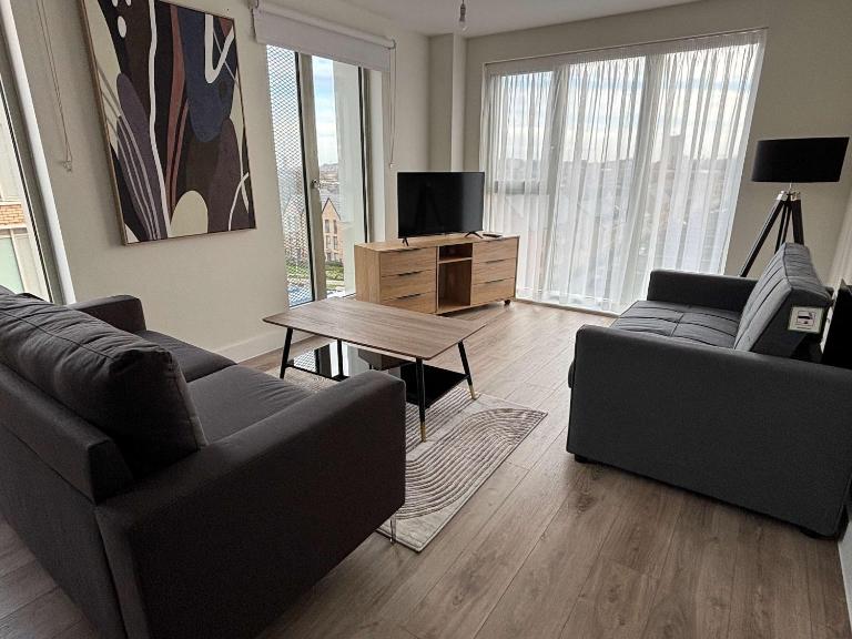 Stylish New 2-Bed Apartment with Parking, Sleeps 5 - Bed and Breakfast Birmingham