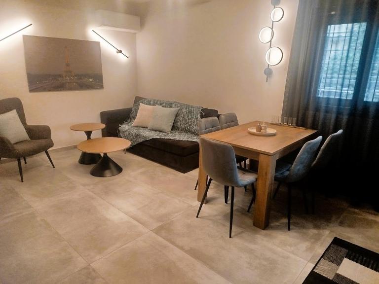 Frank and Jimmy apartments - Chambres d'hôtes Tríkala