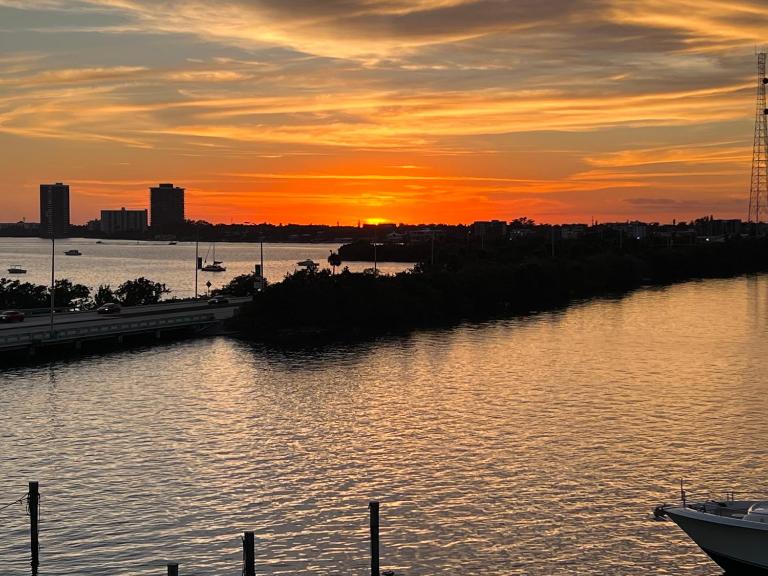 Unique Water Views, free Parking 1bed 1 bath Rooffornomads 416 - B&B Miami Beach