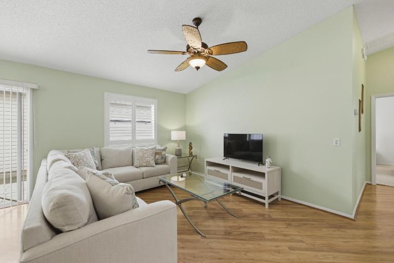 Cozy 2BR Mins to Lake Sumter Landing and Brownwood Paddock Square with BBQ, Workspace, Murphy Bed - B&B The Villages