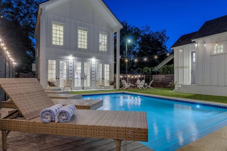 2 Home Estate | Pool + Fire Pit | Walk Downtown - B&B Austin